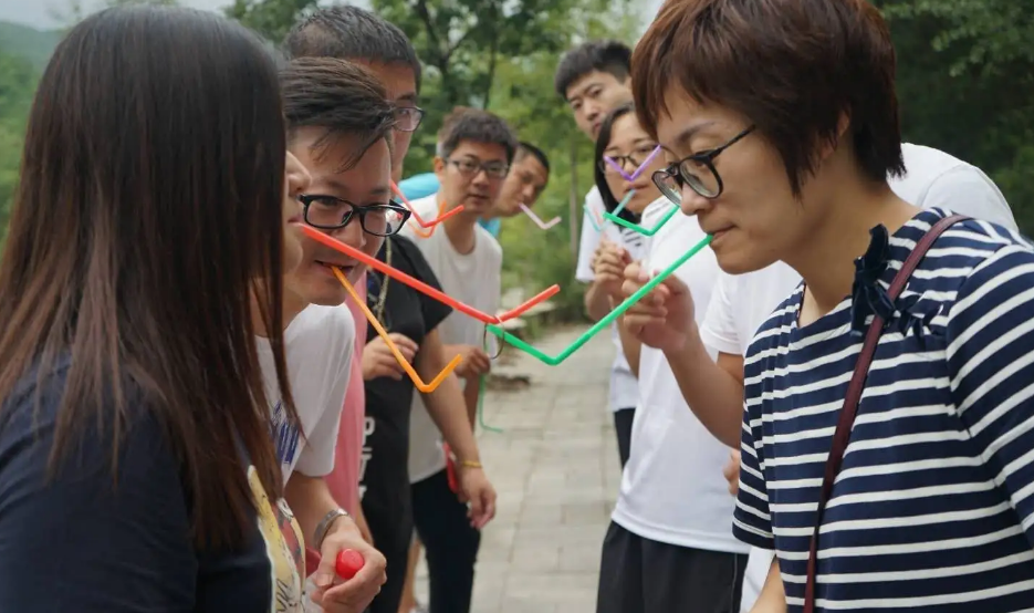 廣州團建游戲-吸管無(wú)敵