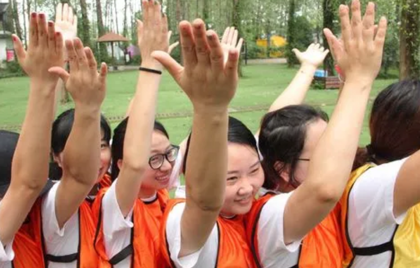 廣州團建游戲-自信地面對